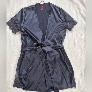 La Senza sateen short sleeve robe
